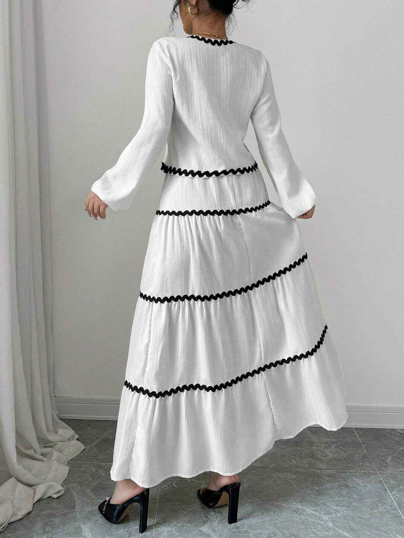 Loose-fitting dress with long sleeves