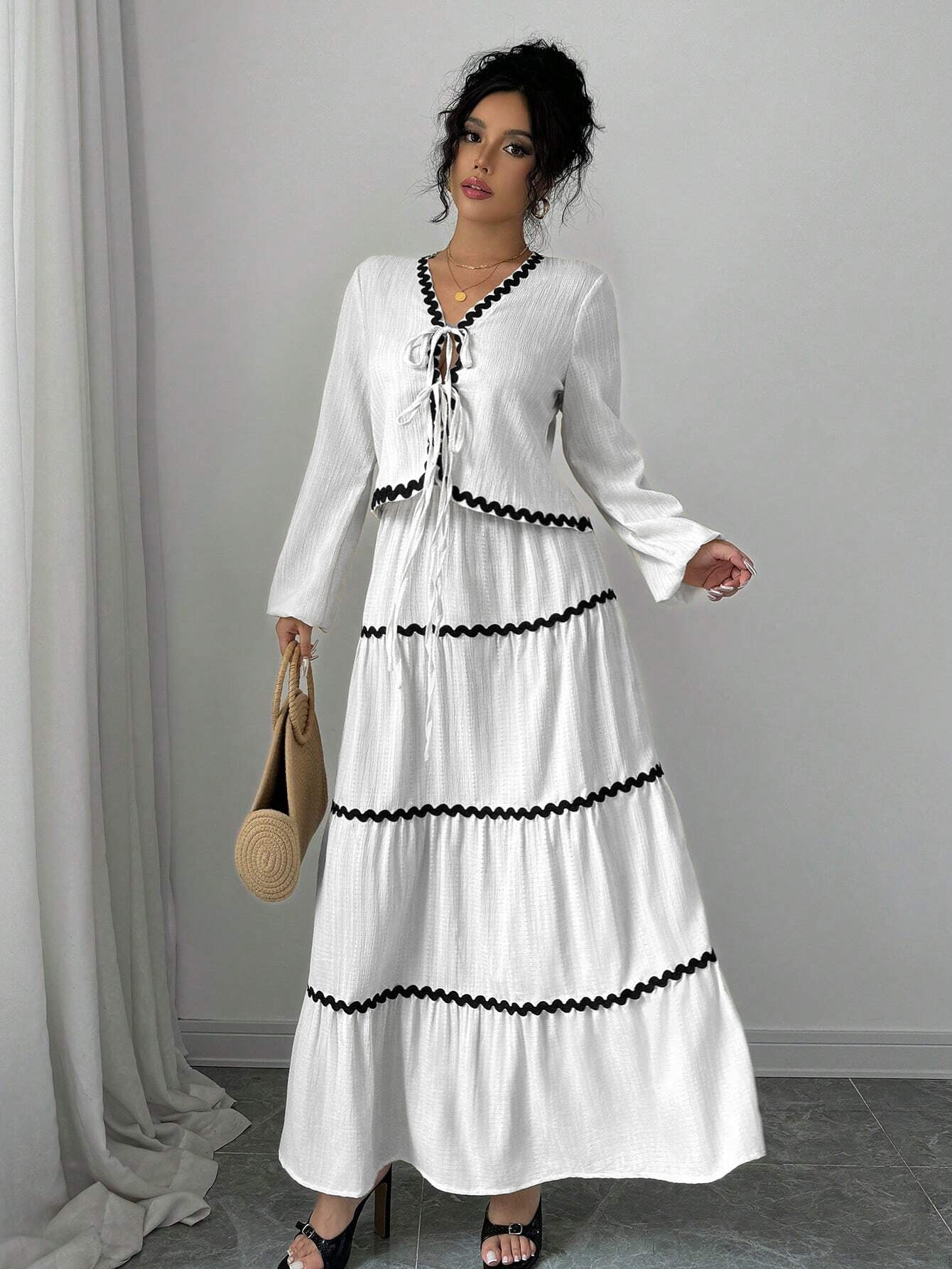 Loose-fitting dress with long sleeves